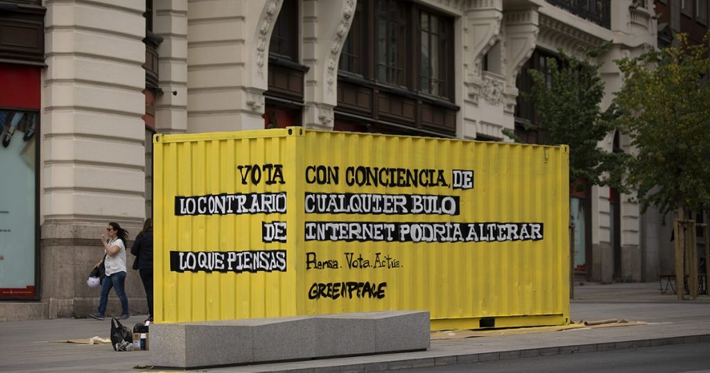 Contenedor denuncia Greenpeace Gran Vía Madrid