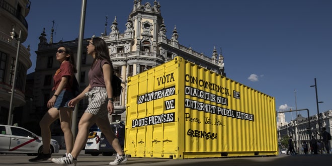 Contenedor Greenpeace en la Gran Vía de Madrid