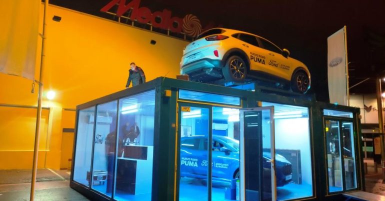 Expositor para Ford Puma en un concesionario de Madrid